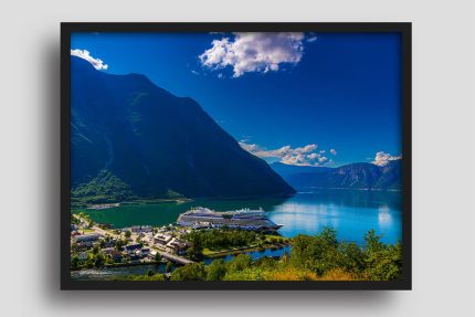 Wandbild AIDAmar in der Fjordlandschaft