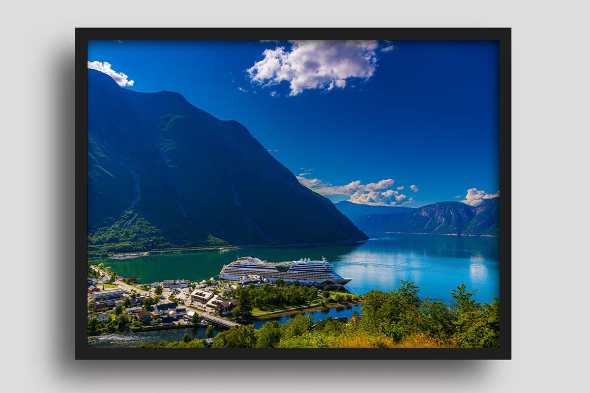 Wandbild AIDAmar in der Fjordlandschaft