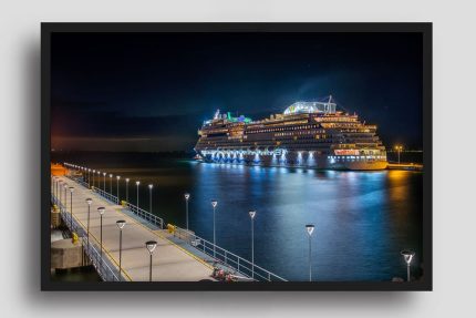 Wandbild AIDAmar Nachts in Tallinn