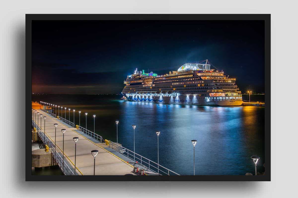 Wandbild AIDAmar Nachts in Tallinn