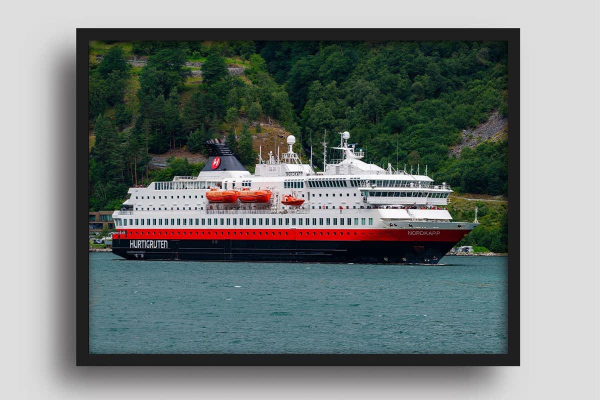 007-ms-nordkapp-im-geirangerfjord-cs-909003 Wandbild MS Nordkapp im Geirangerfjord